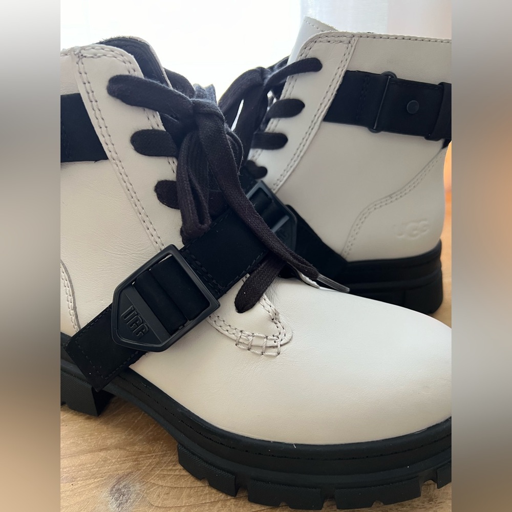 New UGG Ashton Lace Up In White Women’s Size 7 - Picture 11 of 14